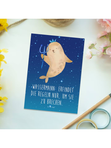 Mr. & Mrs. Panda Postkarte Wassermann Freigeist mit Spruch in Sternenhimmel Blau