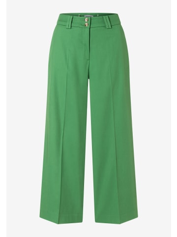 More & More Hose in gras