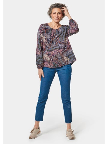 GOLDNER Kurzgröße:  Druckbluse mit raffinierter Ausschnittlösung in violett / gemustert