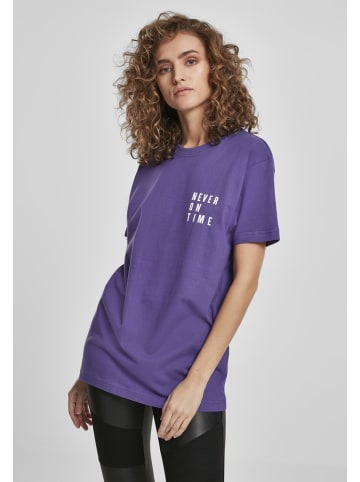 Mister Tee T-Shirt "Ladies Never On Time Tee" in Lila