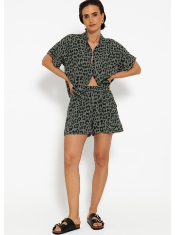 SASSYCLASSY Musselin Shorts mit Leo-Print in Khaki