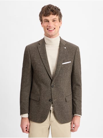 Andrew James Sakko in braun