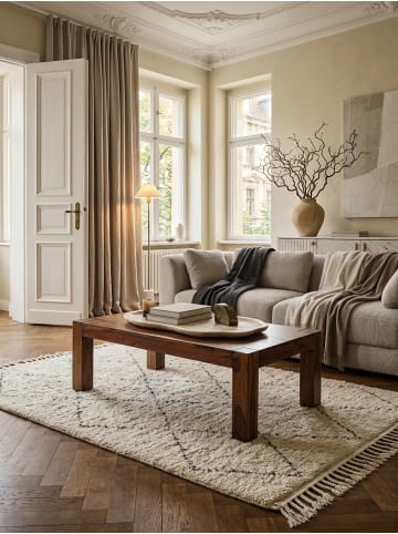 KADIMA DESIGN Rustikaler Couchtisch NAKO: Akazienholz, quadratisch, pflegeleicht in Braun