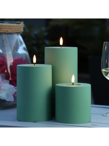 Deluxe Homeart LED Kerze Mia Kunststoff für Innen/Außen flackernd H: 15cm D: 10cm in grün