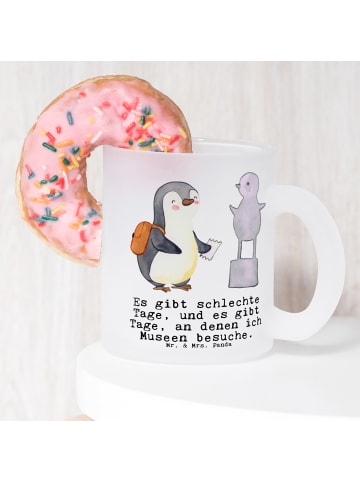 Mr. & Mrs. Panda Teetasse Pinguin Museum besuchen mit Spruch in Transparent