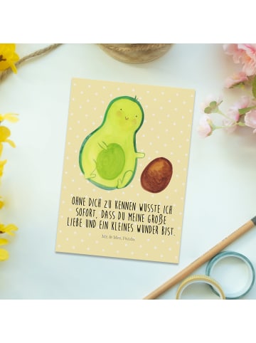 Mr. & Mrs. Panda Postkarte Avocado Kern rollt mit Spruch in Gelb Pastell
