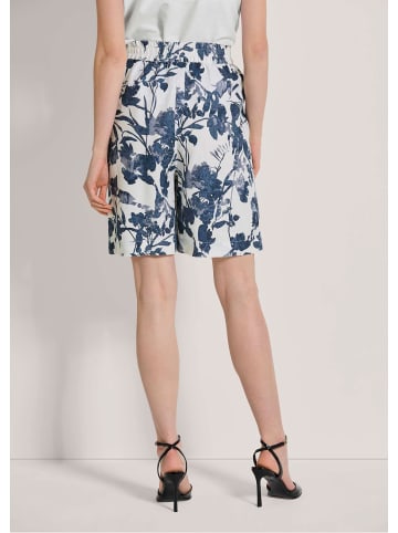 MADELEINE Leinen-Bermuda mit Unikat-Print in weiß / rauchblau
