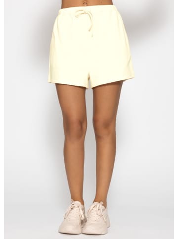 SASSYCLASSY Lässige Sweatshorts in Gelb