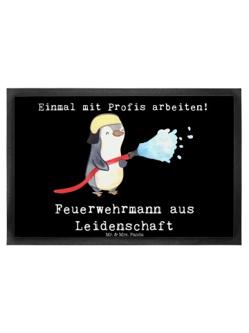 Mr. & Mrs. Panda Schmutzmatte Feuerwehrmann Leidenschaft mit Spruch in Schwarz