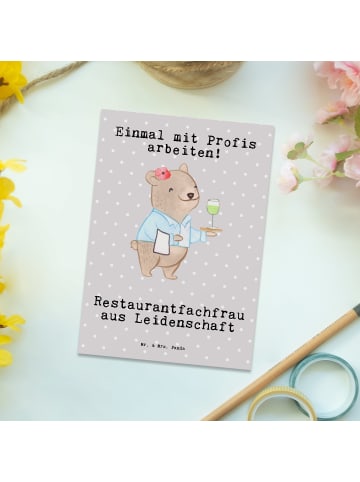 Mr. & Mrs. Panda Postkarte Restaurantfachfrau Leidenschaft mit S... in Grau Pastell