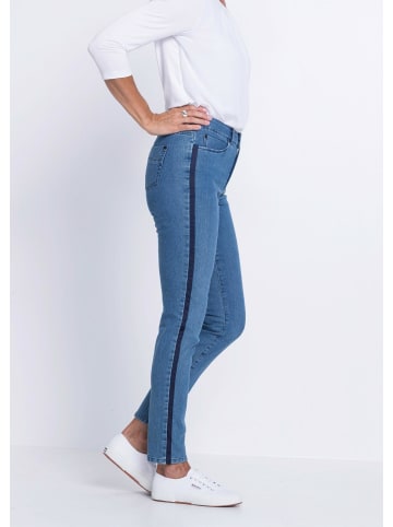 GOLDNER Jeanshose Angesagte Jeanshose mit farbenfrohem Galon in mittelblau