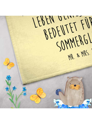 Mr. & Mrs. Panda Handtuch Sommerglück mit Spruch in Gelb Pastell
