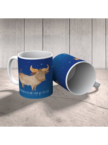 Mr. & Mrs. Panda Kindertasse Sternzeichen Stier mit Spruch in Sternenhimmel Blau