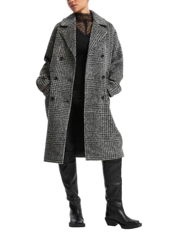 Q/S designed by Mantel in Schwarz