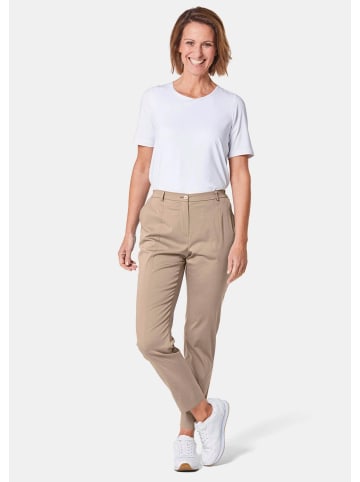 GOLDNER Kurzgröße:  Sportive Hose Carla aus Satin in beige