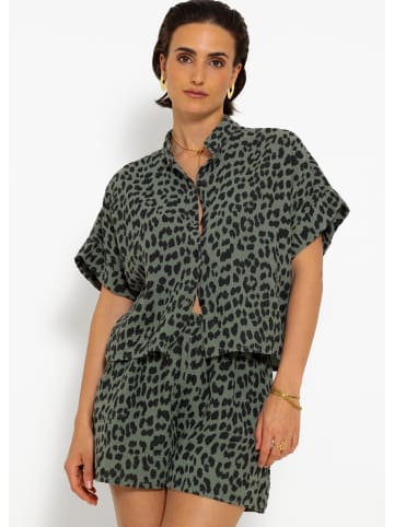 SASSYCLASSY Musselin Bluse mit Leo-Primt in khaki I schwarz