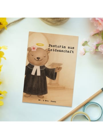 Mr. & Mrs. Panda Postkarte Pastorin Leidenschaft Design mit Spruch in Weiß