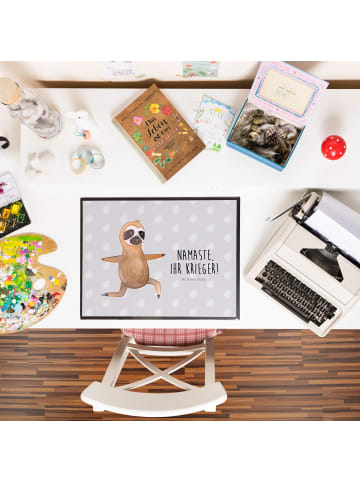 Mr. & Mrs. Panda Schreibunterlage Faultier Yoga mit Spruch in Grau Pastell