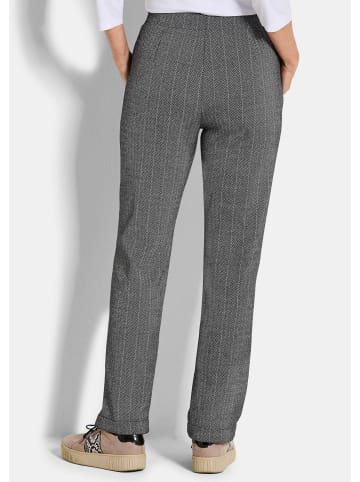 GOLDNER Kurzgröße:  Businesshose CARLA mit Fischgrätmuster in schwarz