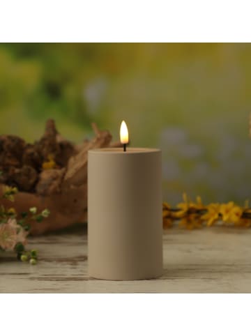 Deluxe Homeart LED Kerze MIA für Innen/Außen flackernd H: 12,5cm D: 7,5cm in sandfarben
