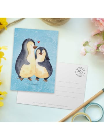 Mr. & Mrs. Panda Postkarte Pinguin umarmen ohne Spruch in Eisblau