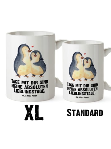 Mr. & Mrs. Panda Kaffeetasse Pinguin umarmen mit Spruch in Weiß