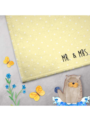 Mr. & Mrs. Panda Handtuch Robbe Liegen ohne Spruch in Gelb Pastell