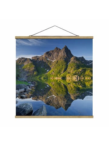 WALLART Stoffbild - Berglandschaft mit Wasserspiegelung in Norwegen in Grün