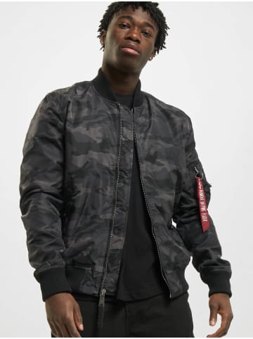 Alpha Industries Bomberjacken in black camo