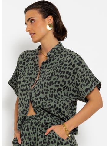 SASSYCLASSY Kurzarm Musselin Bluse mit Leo Print in khaki I schwarz