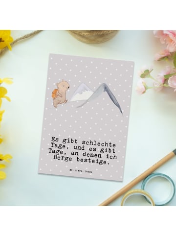 Mr. & Mrs. Panda Grußkarte Bär Bergsteigen mit Spruch in Grau Pastell