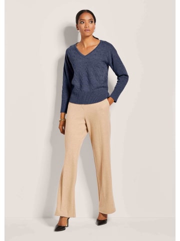 MADELEINE V-Pullover mit Zopfmuster in nachtblau