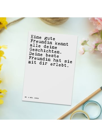 Mr. & Mrs. Panda Postkarte Eine gute Freundin kennt... mit Spruch in Weiß