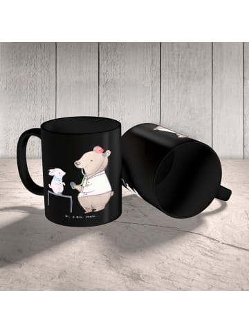 Mr. & Mrs. Panda Becher Tierarzt Helden mit Spruch in Schwarz