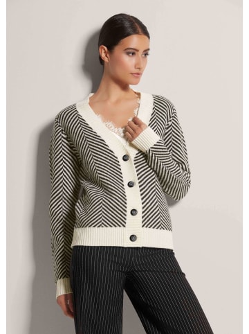 MADELEINE Cardigan aus Schurwolle mit V-Ausschnitt in schwarz / wollweiß