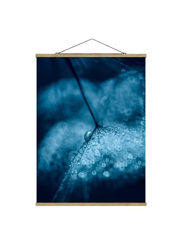 WALLART Stoffbild mit Posterleisten - Blaue Pusteblume im Regen in Blau