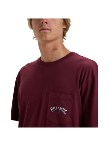 Billabong Billabong Stacked Arch Tee in Dunkelrot