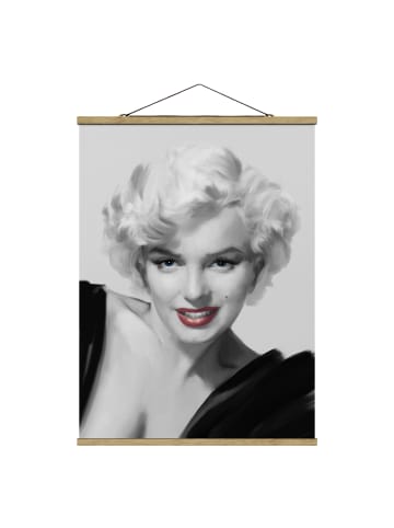 WALLART Stoffbild mit Posterleisten - Marilyn auf Sofa in Grau