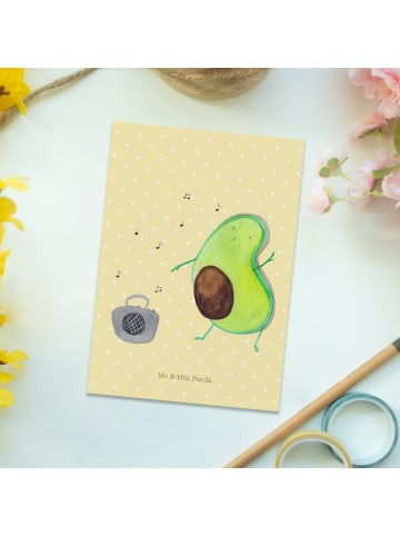 Mr. & Mrs. Panda Postkarte Avocado Tanzen ohne Spruch in Gelb Pastell