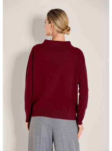 MADELEINE Eleganter Strickpullover mit Stehkragen in rubinrot