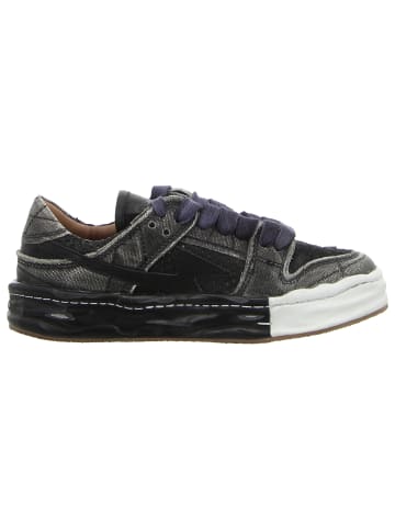 Rebecca White in schwarz