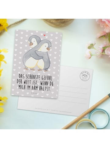 Mr. & Mrs. Panda Postkarte Pinguine Kuscheln mit Spruch in Grau Pastell