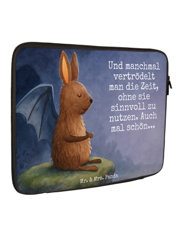 Mr. & Mrs. Panda Laptophülle Fledermaus Sitzen Design mit Spruch in Weiß
