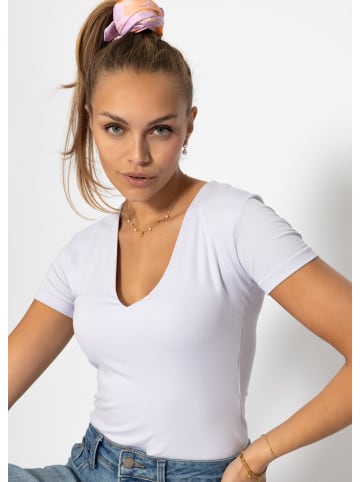 SASSYCLASSY Kurzarm Body mit V-Ausschnitt in Flieder