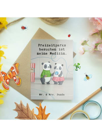 Mr. & Mrs. Panda Spruchkarte Pandas Freizeitpark besuchen Design... in Weiß