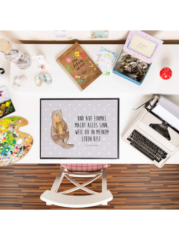 Mr. & Mrs. Panda Schreibunterlage Otter Kind mit Spruch in Grau Pastell