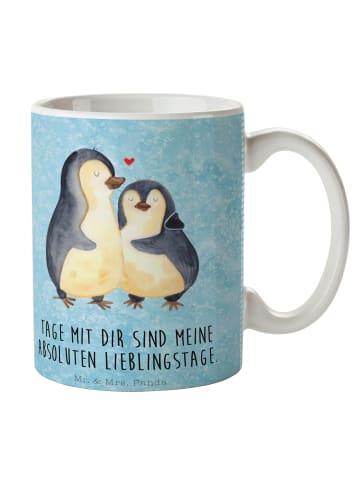 Mr. & Mrs. Panda Tasse Pinguin umarmen mit Spruch in Eisblau