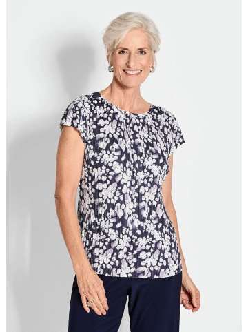 GOLDNER Kurzgröße:  Plissee-Shirt Blaues Shirt ohne Arm aus Slinky in marine / weiß / geblümt