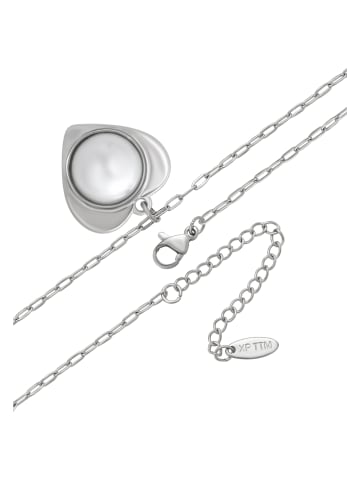 faina Women Chain Necklace With Heart Pendant in Silver White