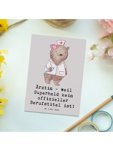 Mr. & Mrs. Panda Grußkarte Ärztin Superheld mit Spruch in Grau Pastell